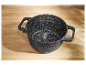 Une casserole en pierre noire avec des poignées, montrant les marquages de capacité en litres et en quarts.