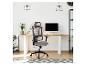 Chaise de bureau grise en maille dans un bureau à domicile moderne avec un bureau en bois.