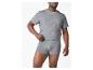 Homme en t-shirt et caleçon gris
