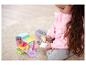Une fille joue avec un ensemble de jouets pour animaux de compagnie.