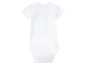 Un body blanc pour bébé à manches courtes.