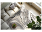 Canapé et tapis moderne à motifs marbrés.