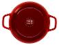 Cocotte rouge avec poignées et symboles de compatibilité de cuisson sur le dessous