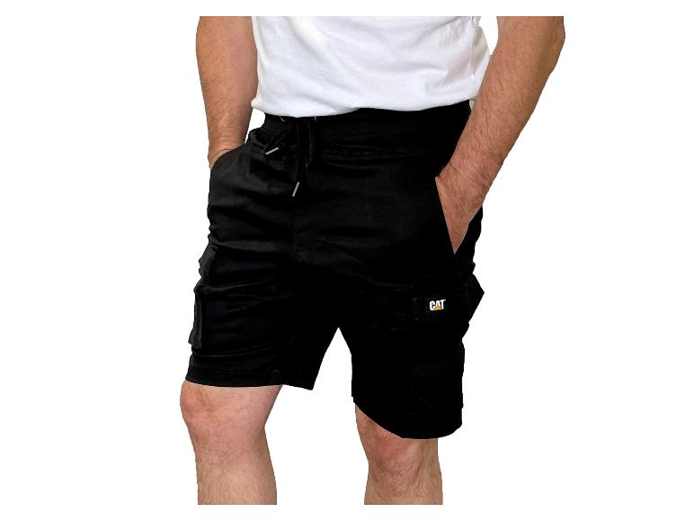 Short noir pour homme avec cordon de serrage et poches cargo, porté avec un t-shirt blanc.