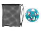 Un ballon de football avec un motif géométrique et un sac en filet noir.