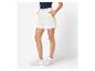 Shorts en toile crème et baskets blanches.