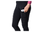 Femme portant un legging noir avec une poche pour téléphone.