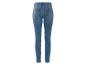 Un jean skinny bleu pour femme.