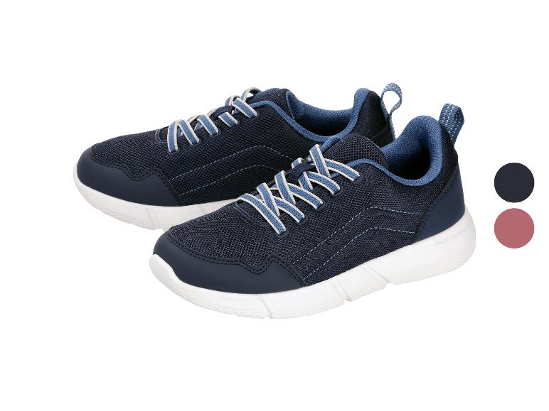 Chaussures de sport bleues avec lacets blancs et bleus, avec des échantillons de couleur bleu foncé et rose.