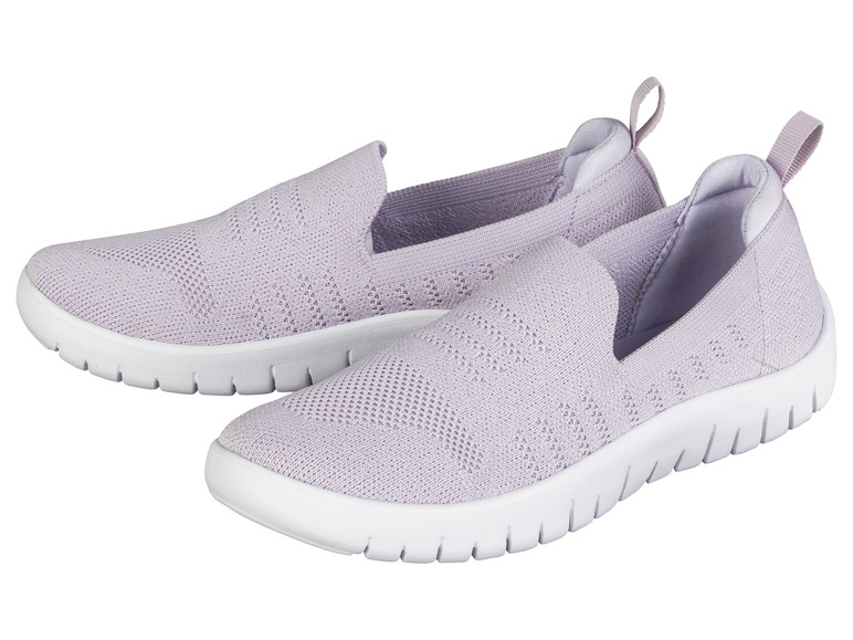 Deux paires de baskets slip-on lilas clair avec des semelles blanches.