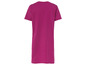 Une robe t-shirt rose à manches courtes.