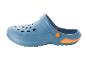Sabot bleu à bout ouvert avec des détails orange.