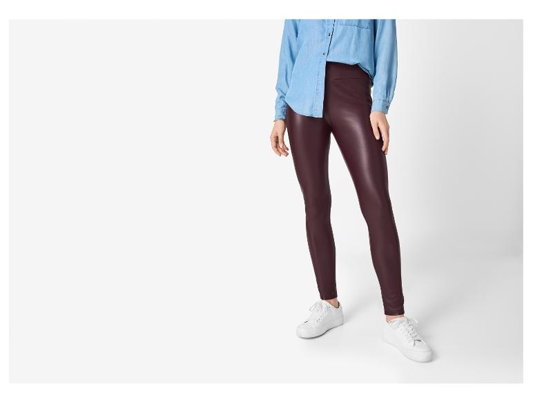 Femme en chemise en jean et leggings bordeaux avec des baskets blanches.