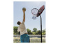 Un homme tirant un ballon de basket dans un panier.