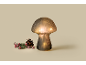 Lampe de table allumée en forme de champignon à côté de décorations de Noël