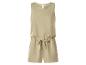 Combinaison beige sans manches pour femme avec cordon de serrage à la taille.