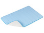 Un tapis de bain bleu clair avec une base antidérapante.