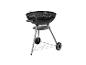 Un barbecue rond noir sur un support en métal avec des roues.