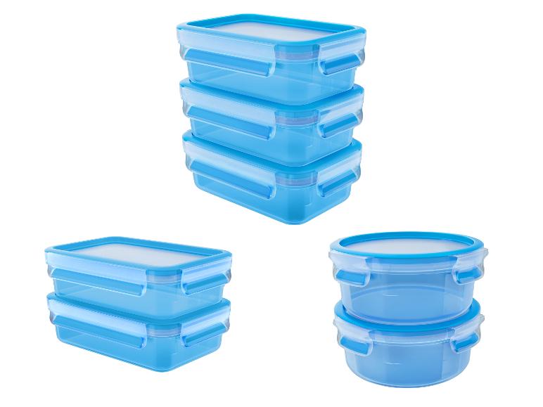 Piles de boîtes de conservation bleues transparentes avec couvercles, de formes rectangulaires et rondes.