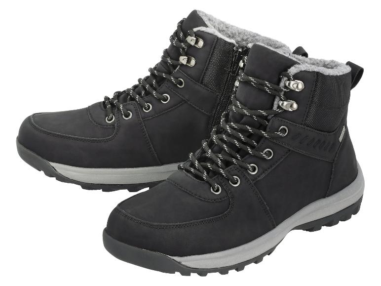 Une paire de bottes d'hiver noires avec lacets et doublure grise, sur fond blanc.