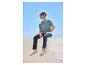 T-shirt, pantalon et baskets : look décontracté masculin.