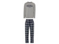 Un haut gris à manches longues et un pantalon de pyjama à carreaux bleus.