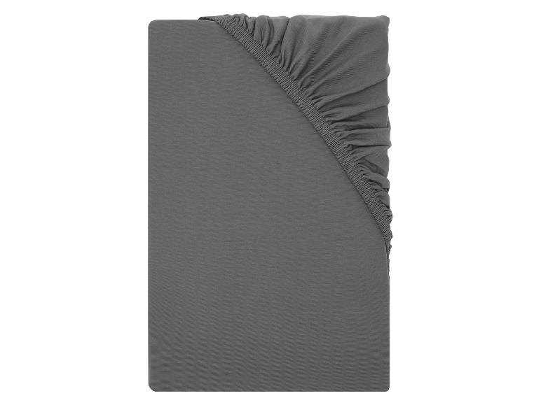 Drap-housse gris foncé avec coins élastiques.