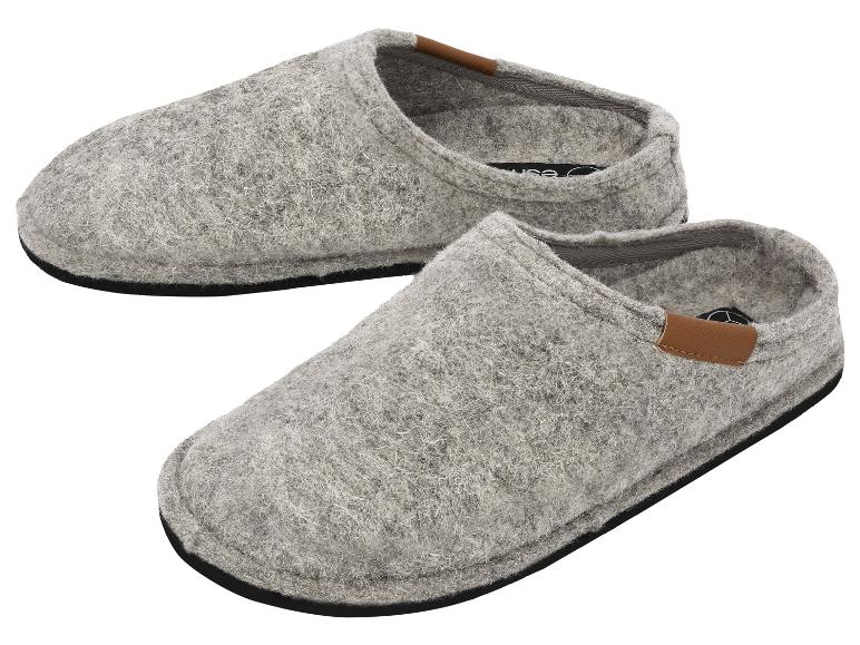 Paire de chaussons en feutre gris clair avec des accents marron, sur fond blanc.