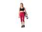Femme en brassière noire et legging capri rouge tenant un tapis de yoga.