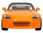 Une voiture jouet orange, peut-être une Honda S2000.
