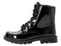 Bottines noires à lacets avec une finition brillante.