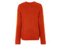 Un pull en laine orange à manches longues.