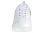 Chaussures de sport blanches avec lacets blancs et bout perforé.