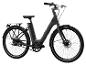 Un vélo électrique noir avec une transmission par courroie et des pneus Schwalbe.