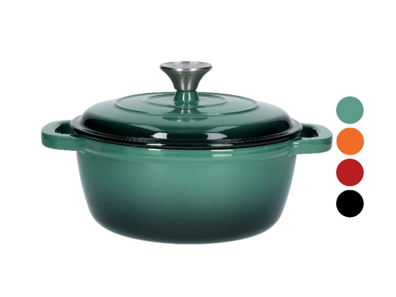 Une cocotte en fonte émaillée vert foncé avec couvercle.