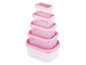 Un ensemble de quatre boîtes de conservation en plastique rose, empilées.