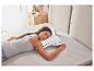 Femme dormant sur un oreiller ergonomique.