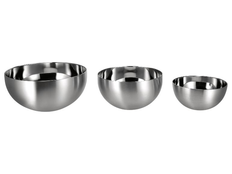 Ensemble de trois bols mélangeurs en acier inoxydable de tailles variées.