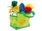 Un sac vert avec des outils de jardin pour enfants, y compris une pelle, un arrosoir et un râteau.