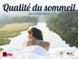 Une femme dans un lit avec le système de sommeil Hn8, avec un certificat 'Geprüfte Qualität', dans un paysage naturel.