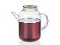 Une carafe en verre avec un couvercle rempli de liquide rouge.