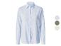 Chemise à manches longues rayée bleu clair avec trois options de couleur.