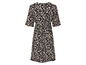Une robe midi noire à fleurs.