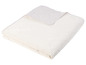Une couette blanche à motif en losanges.
