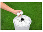 Des billes de filtre blanches pour un filtre de piscine placées dans un seau.