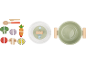 Ensemble de jeu de cuisine avec légumes coupés, cuillères en bois et casserole avec couvercle.