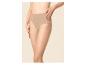 Femme en culotte taille haute beige, les mains sur les hanches.