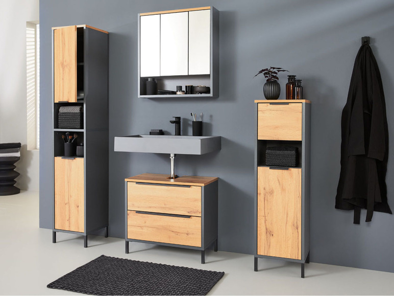 Meubles de salle de bain avec façades en bois, y compris un meuble sous lavabo, un armoire haute et une armoire avec miroir.