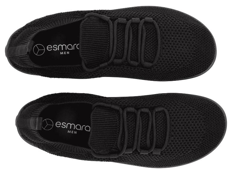 Une paire de chaussures de sport noires tricotées pour hommes, vue de dessus.