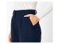 Pantalon bleu marine à plis porté par une femme.